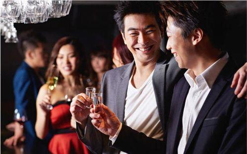 国产喝酒的男人视频,畅饮瞬间，情感共鸣